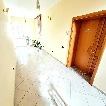 Luckyshine Hostel Vlorë
