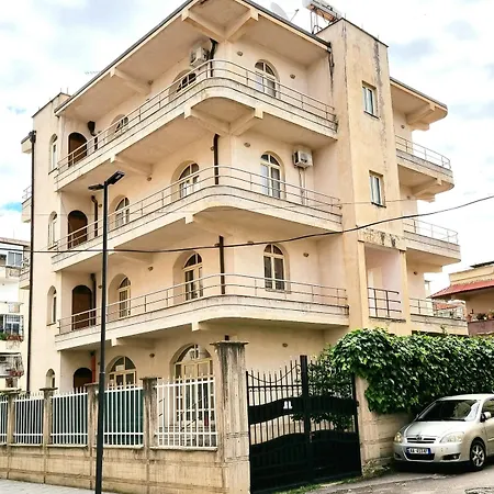 Luckyshine Hostel Vlorë